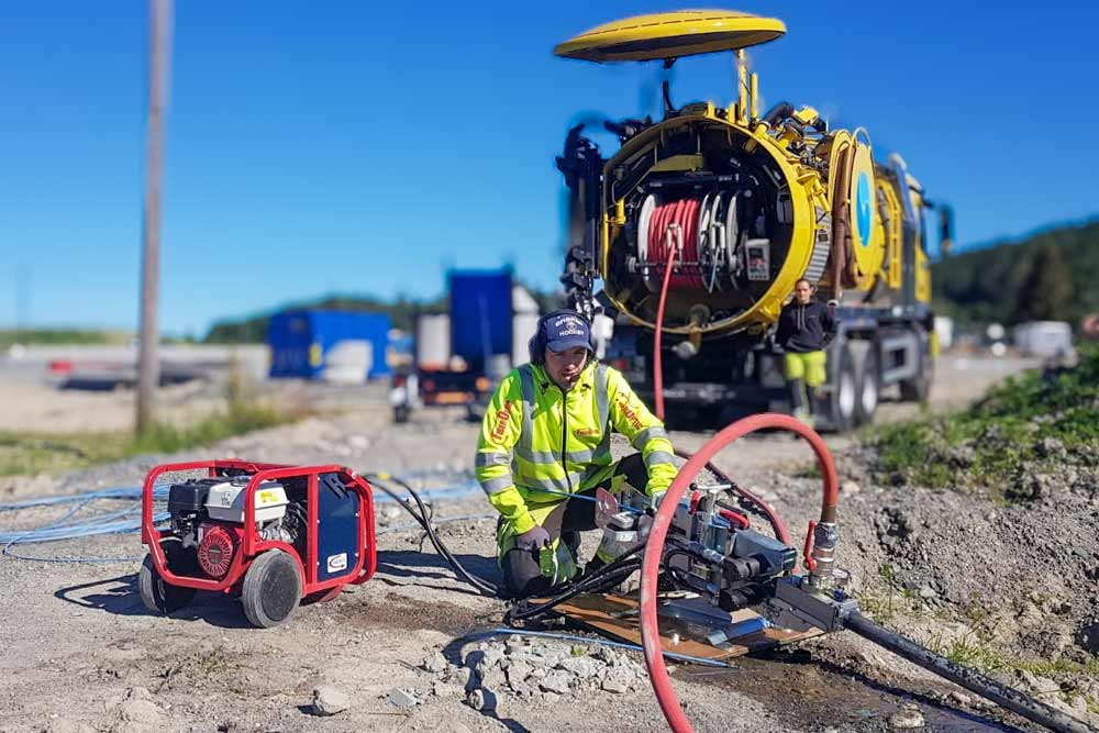 Fiberdrift i arbeid ute i felten